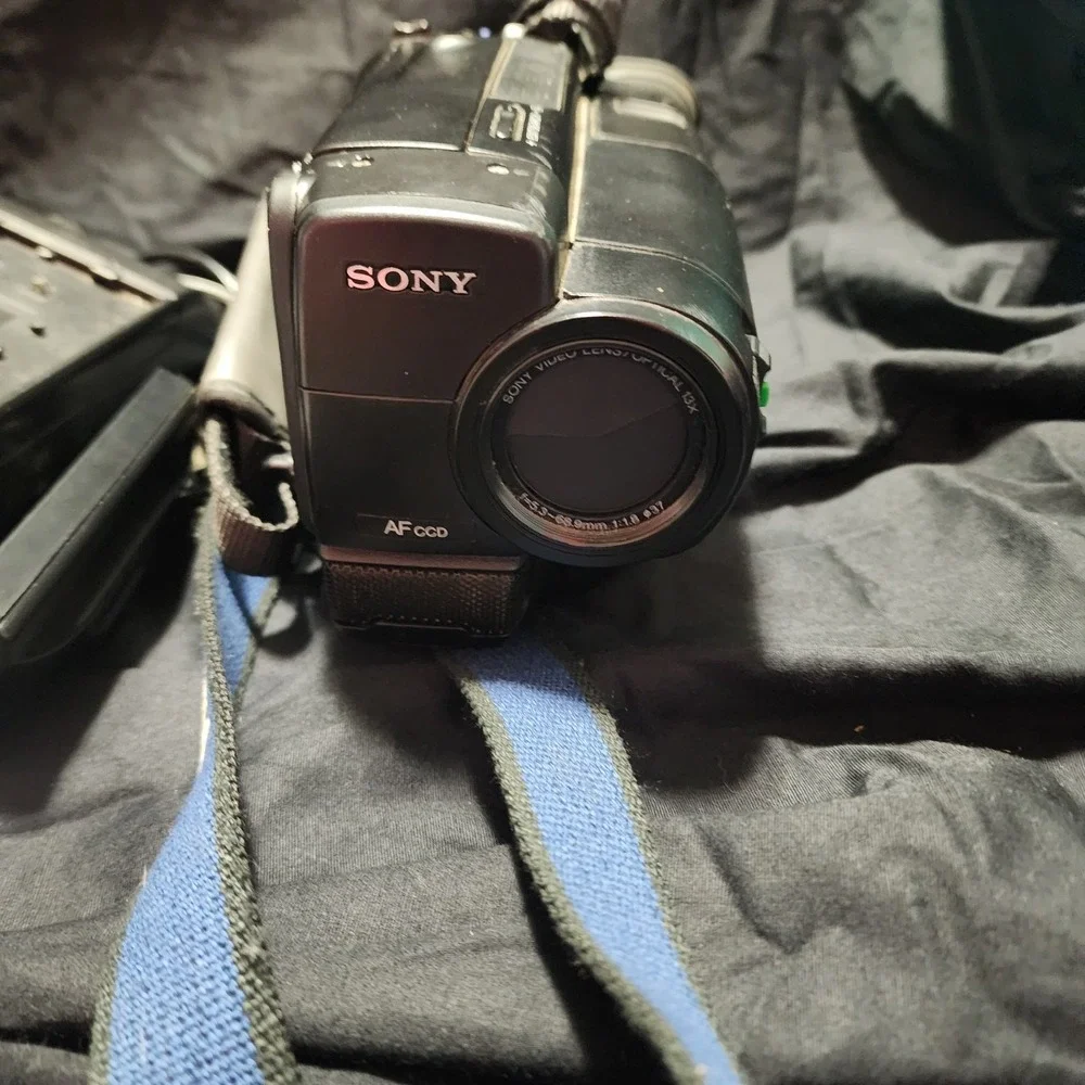 Sony‎ Handycam Video 8 CCD-TR66 With a Case, Read Description